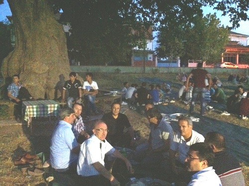 Bağdaş kurdu, Köy sofrasına oturdu