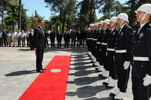 Vali Turhan görev başında
