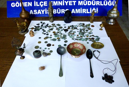 Gönen`de Kaçak sigara ve tarihi eser yakalandı