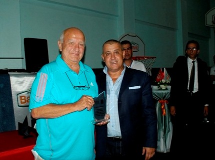 BANVİT -TÜBAD Turnuvasında katılımcılara plaket