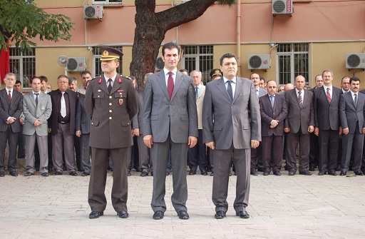 Gönen`de çelenk sunumu