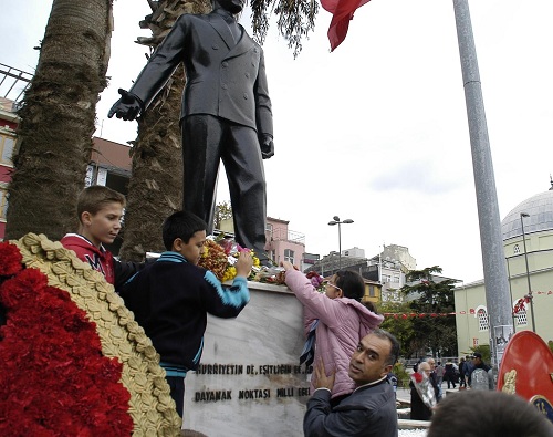 Bandırma Ata`sına koştu