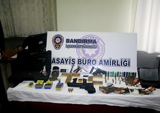 İşyeri ve evinde uyuşturucu ile fişek bulundu