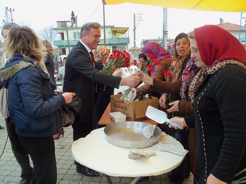 Lokma döktürdü, Karanfil dağıttı.