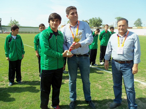 U-16 Gönen Şampiyonluk kupasını aldı