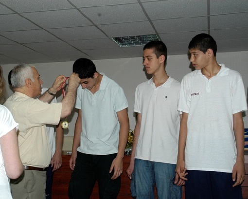 Vecihibey Ortaokulu basketbol takımına madalyalı kutlama

