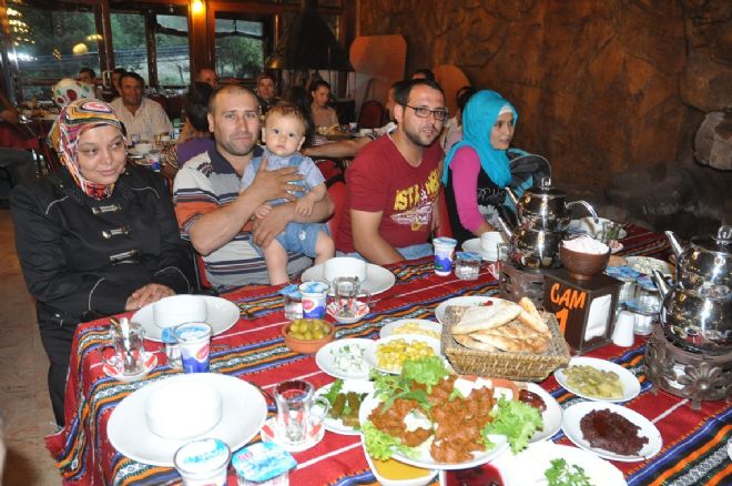 Köy Konağında iftar zamanı