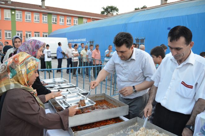 Yakar aş dağıttı.