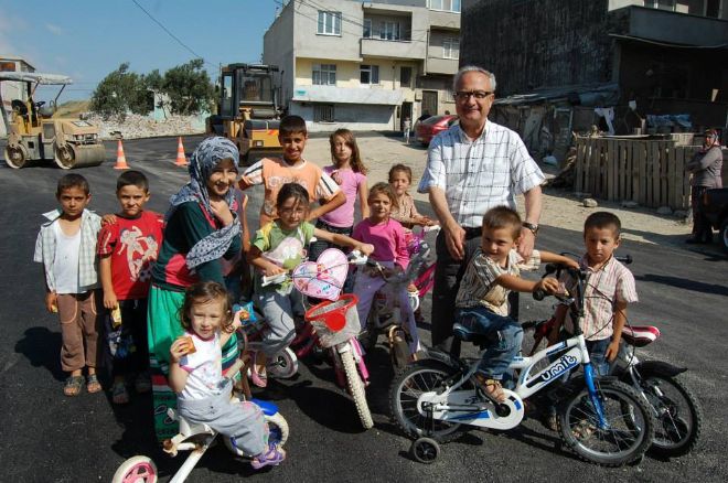 Başkan yol sevincini mahalleli ile paylaştı