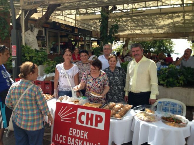 ERDEK`TE KADIN KOLLARININ KERMESİNE KATILDI