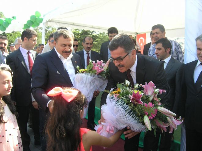 Gönen`e müjdelerle geldi.