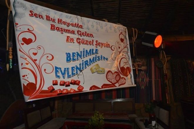 Sıra dışı evlilik teklifine yanıt ``Evet`` oldu.