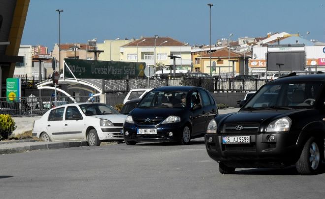 AVM önü trafikte kara nokta