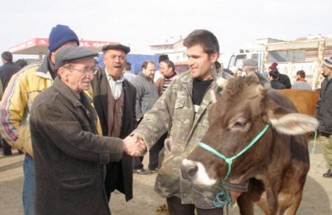 Kurban pazarı Arife`de hareketsiz geçti.