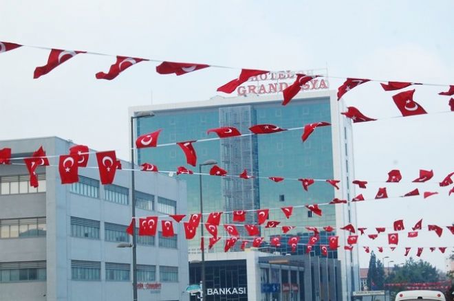 Her yer Bayrakla donatıldı.