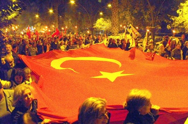 Bayrağını kapan koştu