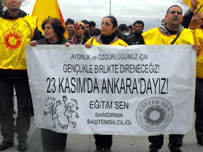 Eğitim Sen meydana indi