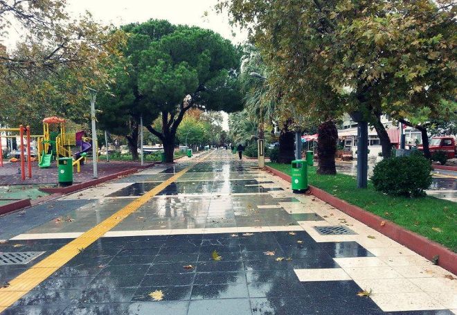 Erdek sahilini süsleyen çiniler kırılıyor