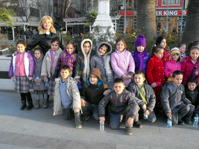 Anıtta resim çektirdiler