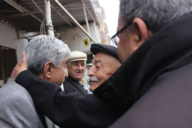 Halk bağrına bastı