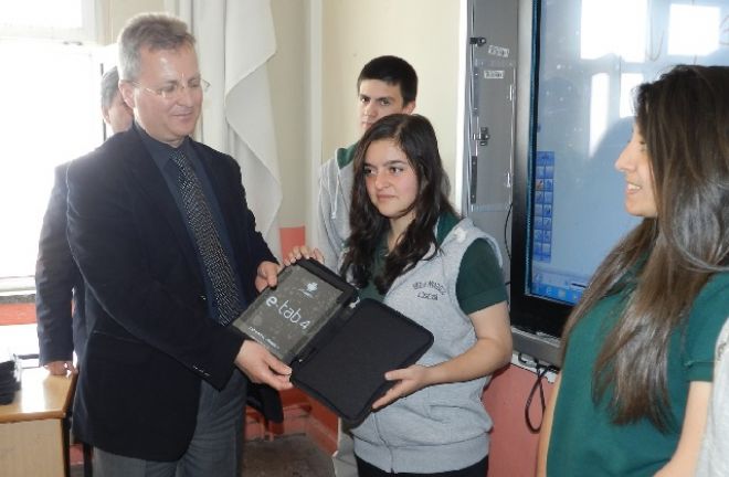 Tabletleri Kaymakam dağıttı.