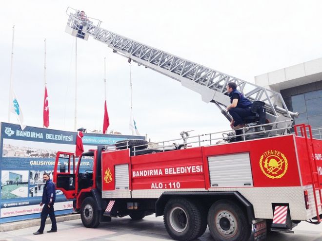 Bandırma Belediyesinde Bayraklar yarıya indi.