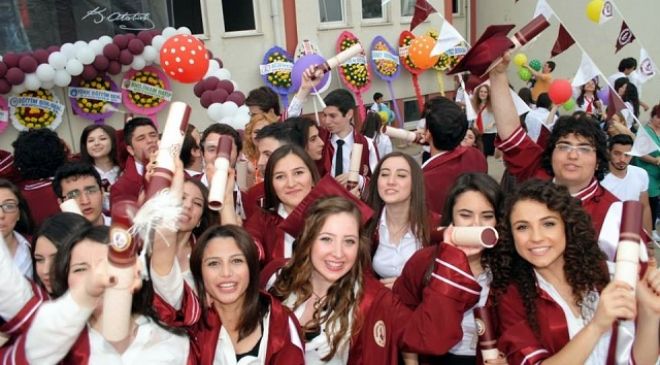 Anadolu lisesi 18. dönem mezunlarını verdi.
