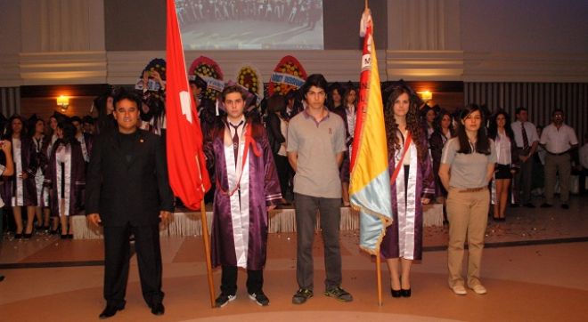 Anadolu Öğretmen Lisesi 8.dönem mezunlarını verdi.