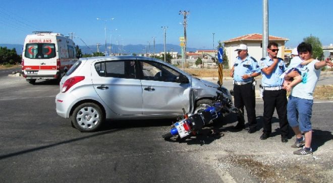 Motor otomobile çarptı 2 yaralı