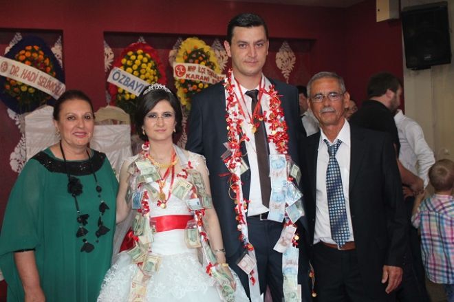Arife ile Murat Evlilik kervanına katıldı.