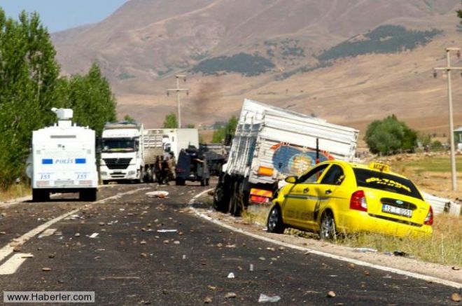 PKK YOL KESTİ, ARAÇLARI YAKTI