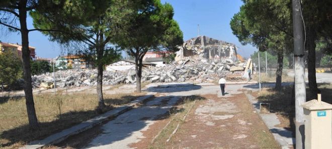 Meteoroloji binası yıkıldı.