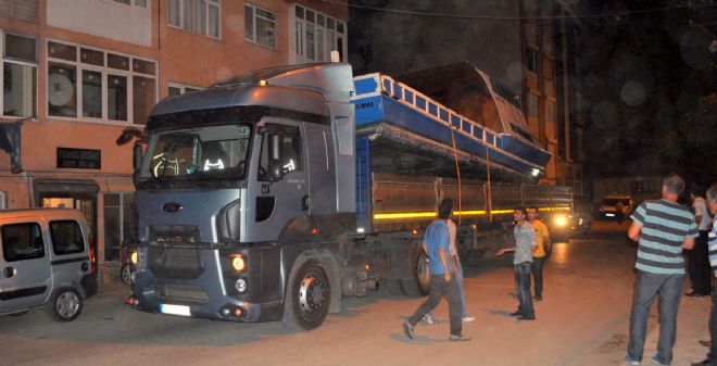 TIR, mahalleyi elektriksiz bıraktı.