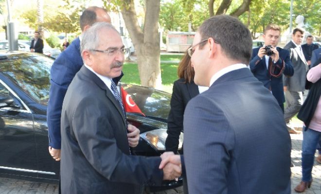 Vali ziyaretlerini sürdürüyor.
