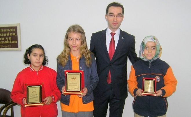ÖDÜLLERİNİ ALDILAR