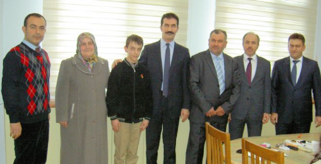 Başarılı öğrenciler ödüllendirildi.