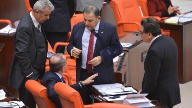  Kolu Alçıda Oy Kullandı