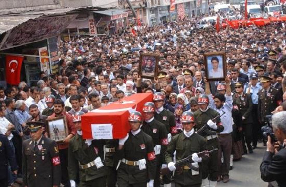 Ateş bu kez Çukurca`ya düştü.
Hain saldırılarda 26 şehit, 18 yaralı var