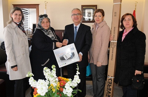 PROJEKSİYON YARDIMLARI ARALIKSIZ SÜRÜYOR