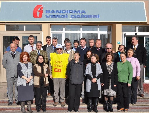 Maliye çalışanları destek verdi.